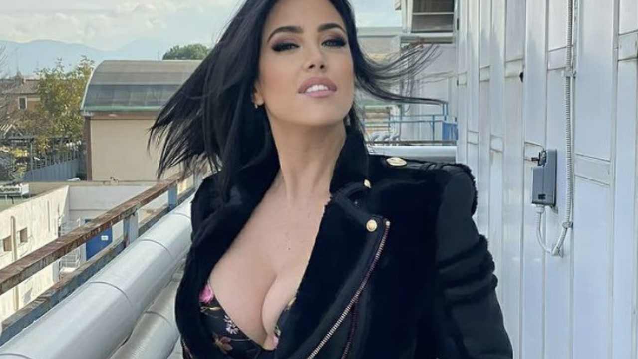 Claudia Ruggeri, il vestito non trattiene le sue curve: la Miss infiamma il web Claudia Ruggeri, il vestito non trattiene le sue curve: la Miss infiamma il web