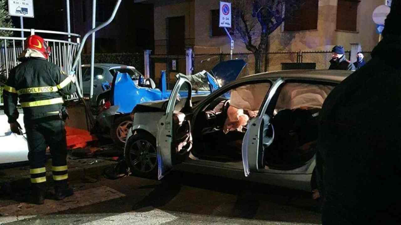 Corsico, pirata della strada travolge l'auto di due coniugi