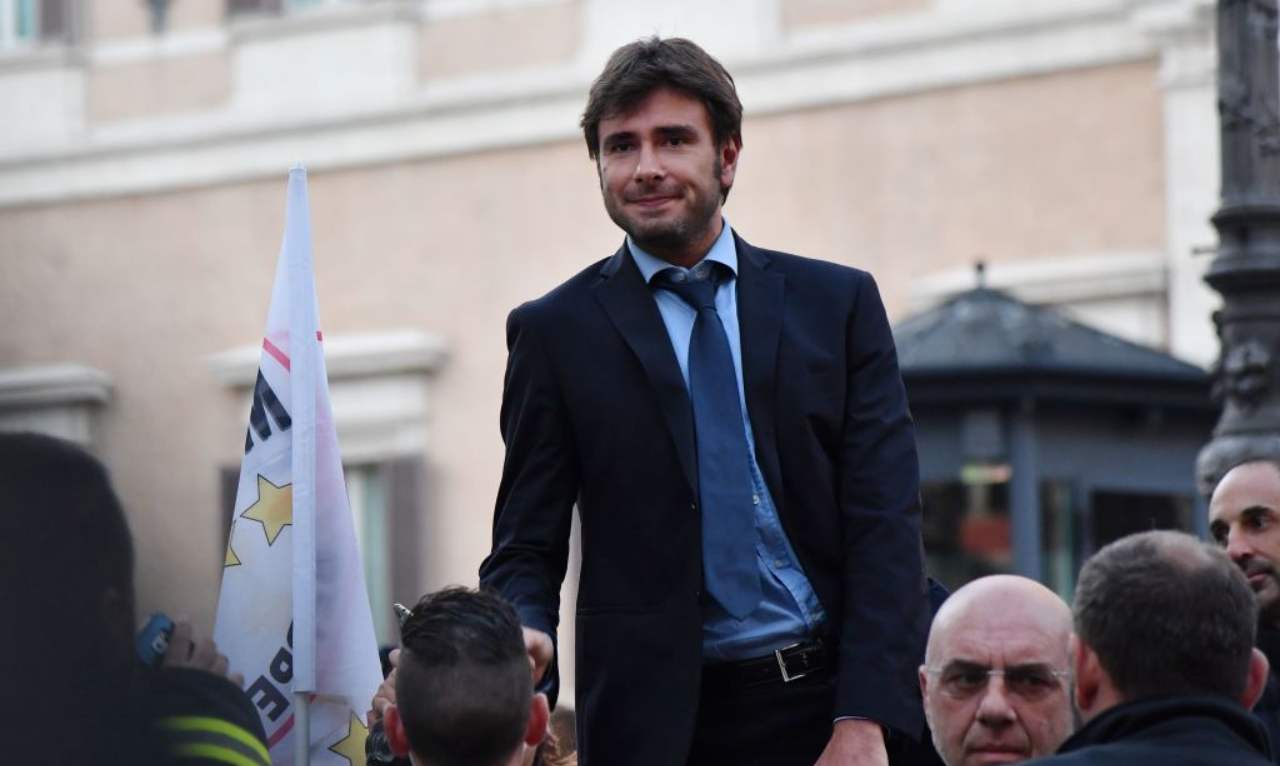 Di Battista minaccia l'addio al Movimento: "Renzi accoltellatore"