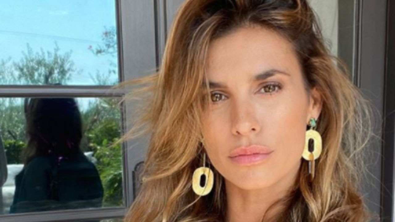 Elisabetta Canalis, maglietta aderente mozzafiato. Ma dimentica di indossare l’intimo Elisabetta Canalis, maglietta aderente mozzafiato. Ma dimentica di indossare l’intimo