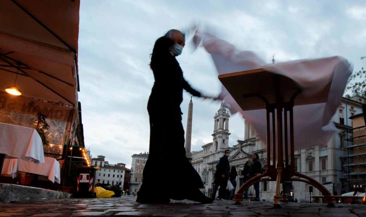 Festeggiano il compleanno in 5 nel ristorante chiuso: multati