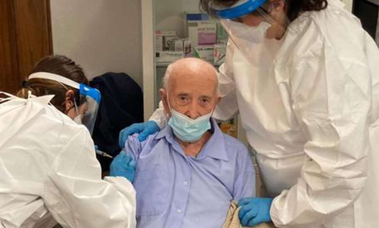 Nonno Basilio vaccinato a 103 anni, sul web scatta la protesta