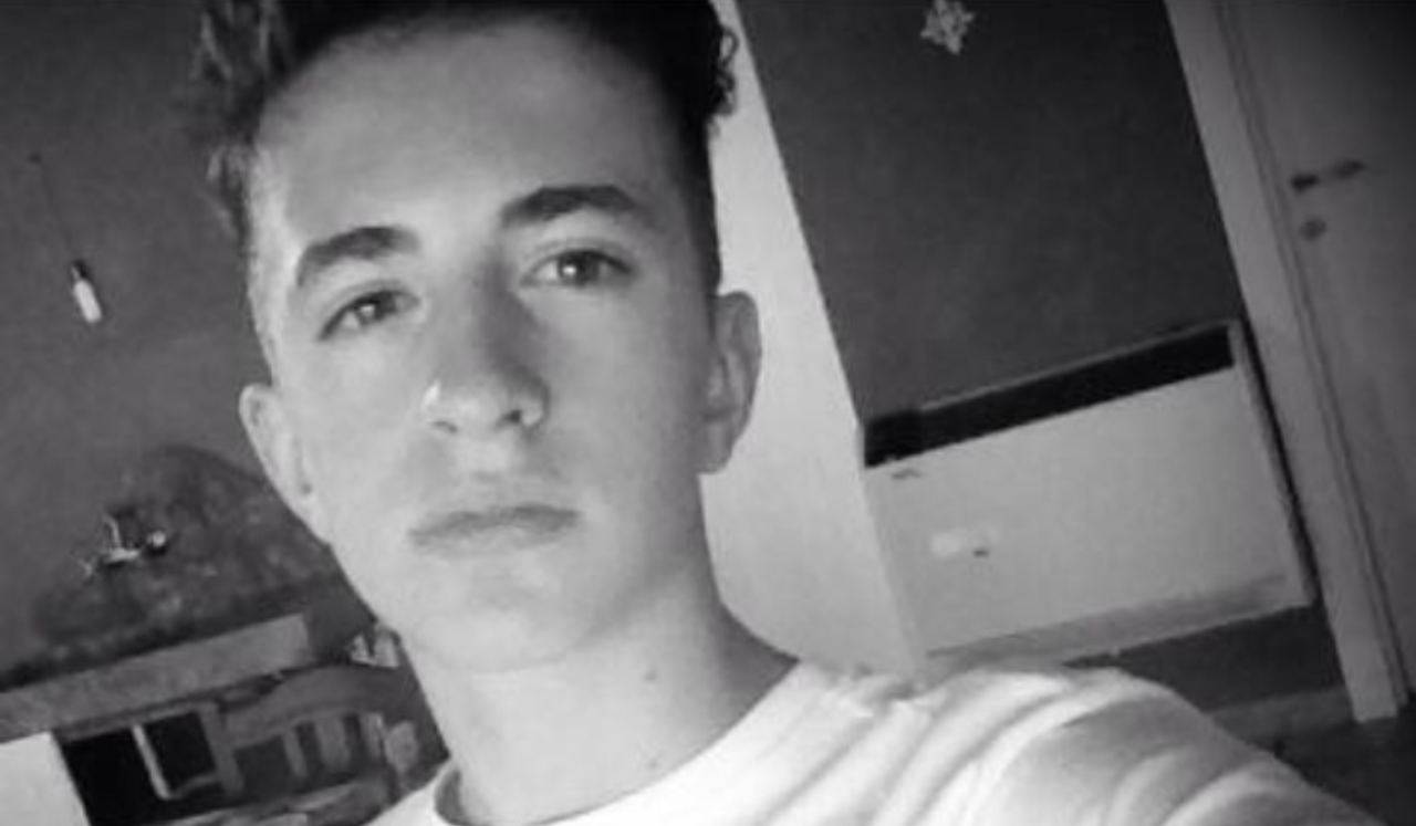 Pietro ha guidato con accanto il corpo bruciato di Roberta