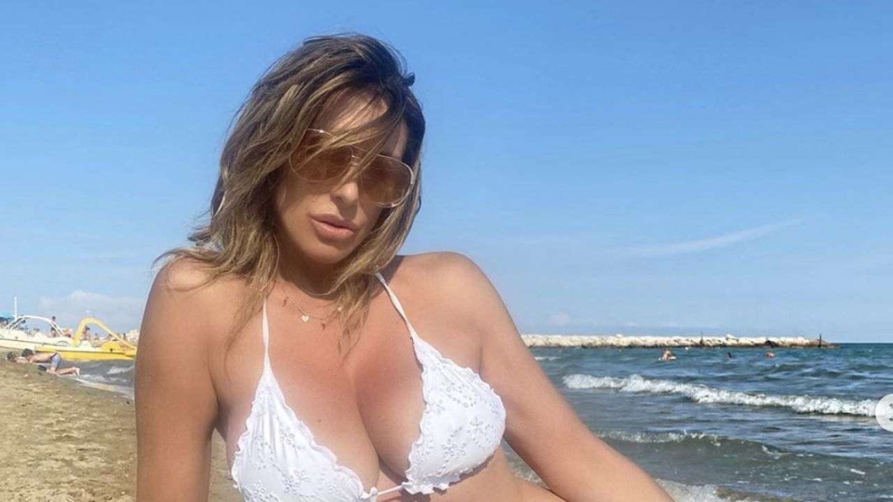 Sabrina Salerno raccoglie l’asciugamani e scatena i fan: “Oltre le gambe c’è di più” Sabrina Salerno raccoglie l’asciugamani e scatena i fan: “Oltre le gambe c’è di più”