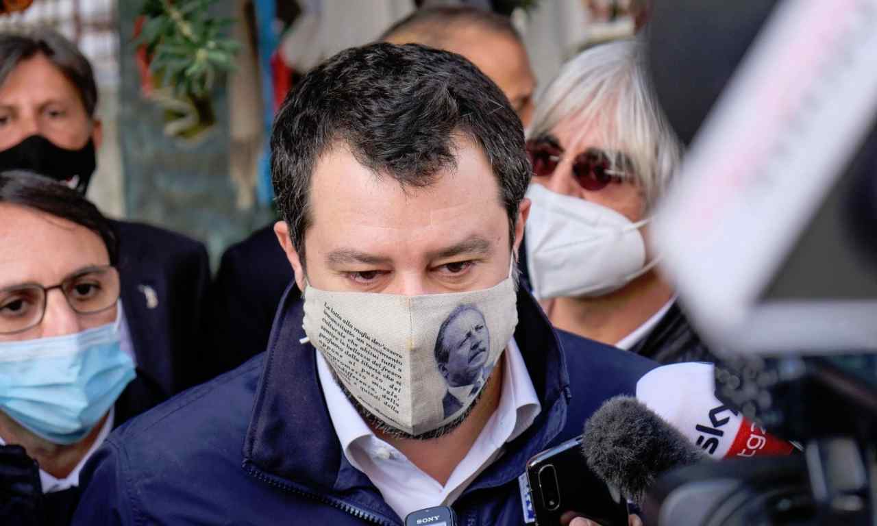 Salvini in Via D'Amelio con la mascherina di Borsellino