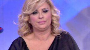 Maria De Filippi si scaglia contro Tina : "Sei proprio stupida"