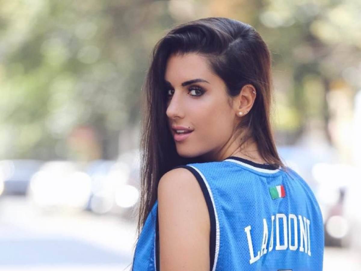 Valentina Vignali super bollente: La tutina attillata mostra tutto – FOTO