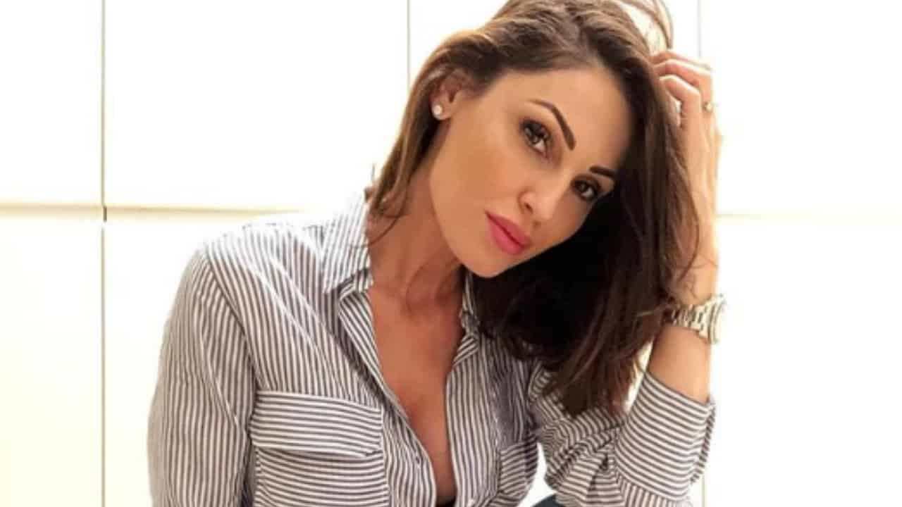 Anna Tatangelo è stanca e dichiara : "Basta con questa storia!"