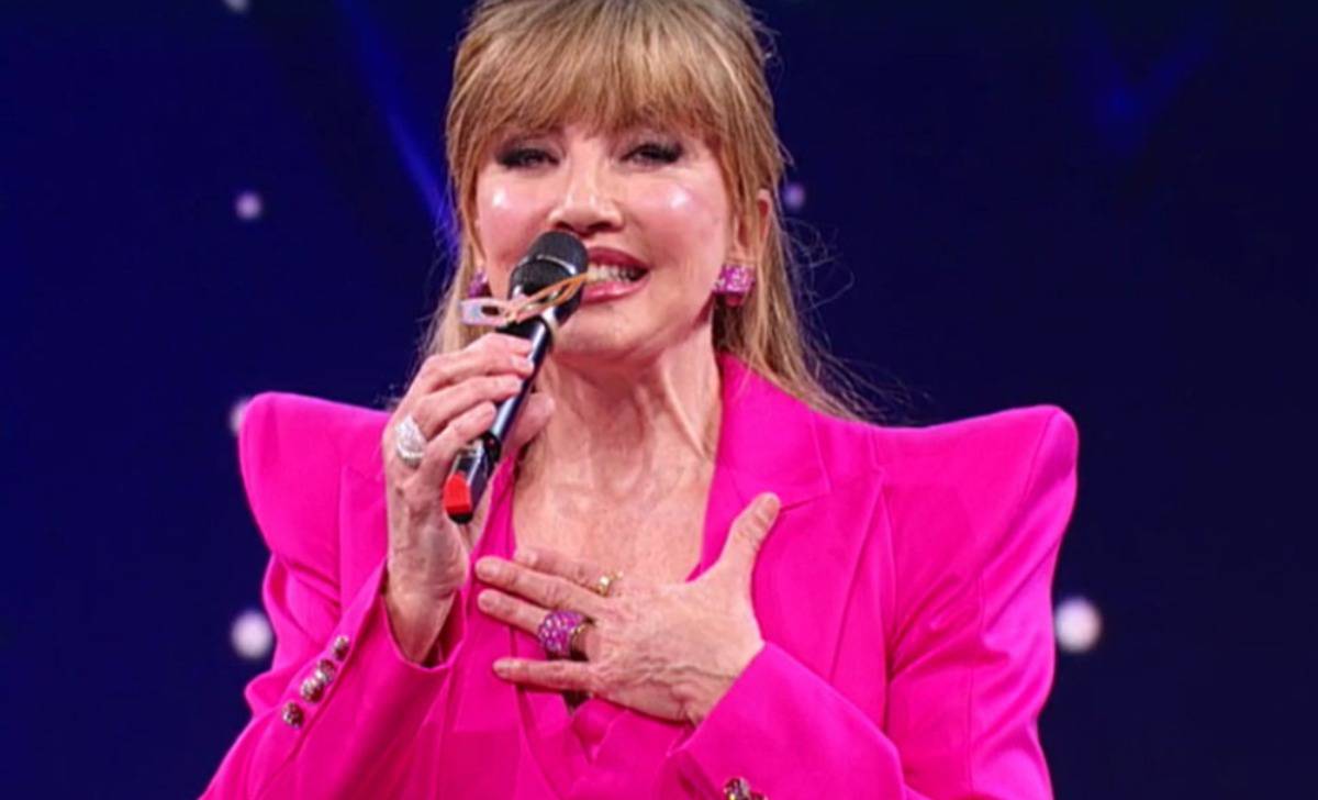 Il cantante mascherato: Milly Carlucci in lacrime durante la diretta