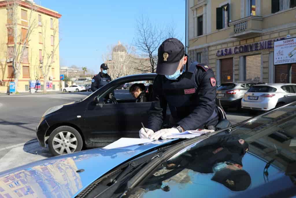 Passa quattro incroci con il semaforo rosso, 6000 euro di multa ai genitori di un minorenne Passa quattro incroci con il semaforo rosso, 6000 euro di multa ai genitori di un minorenne