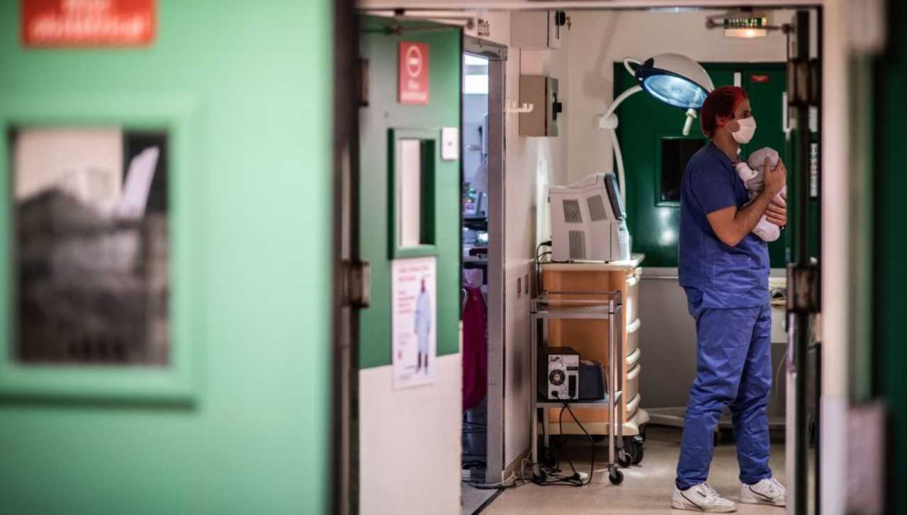 Aveva abbandonato il figlio in un sacchetto: ora è di nuovo mamma