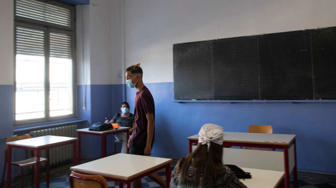 Una nota per aver tinto i capelli di blu, al Porta di Milano