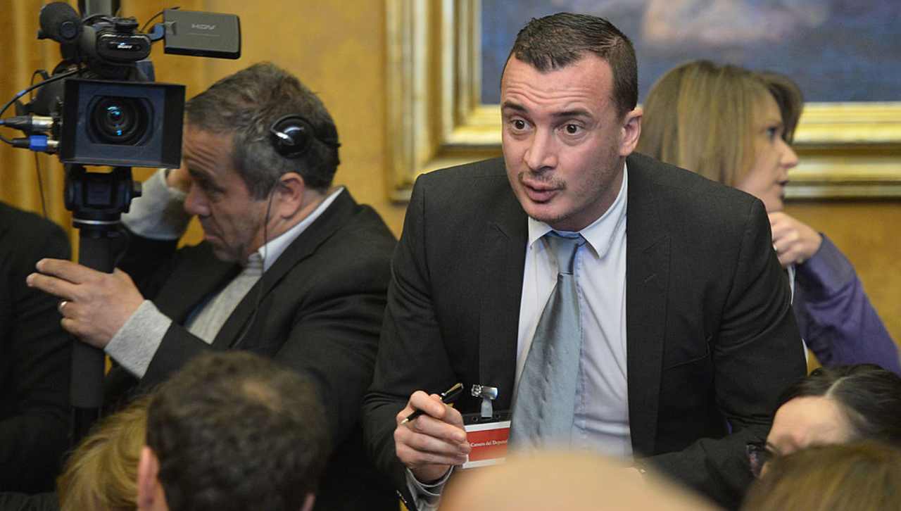 Casalino chiede di interrompere l'intervista a Verissimo