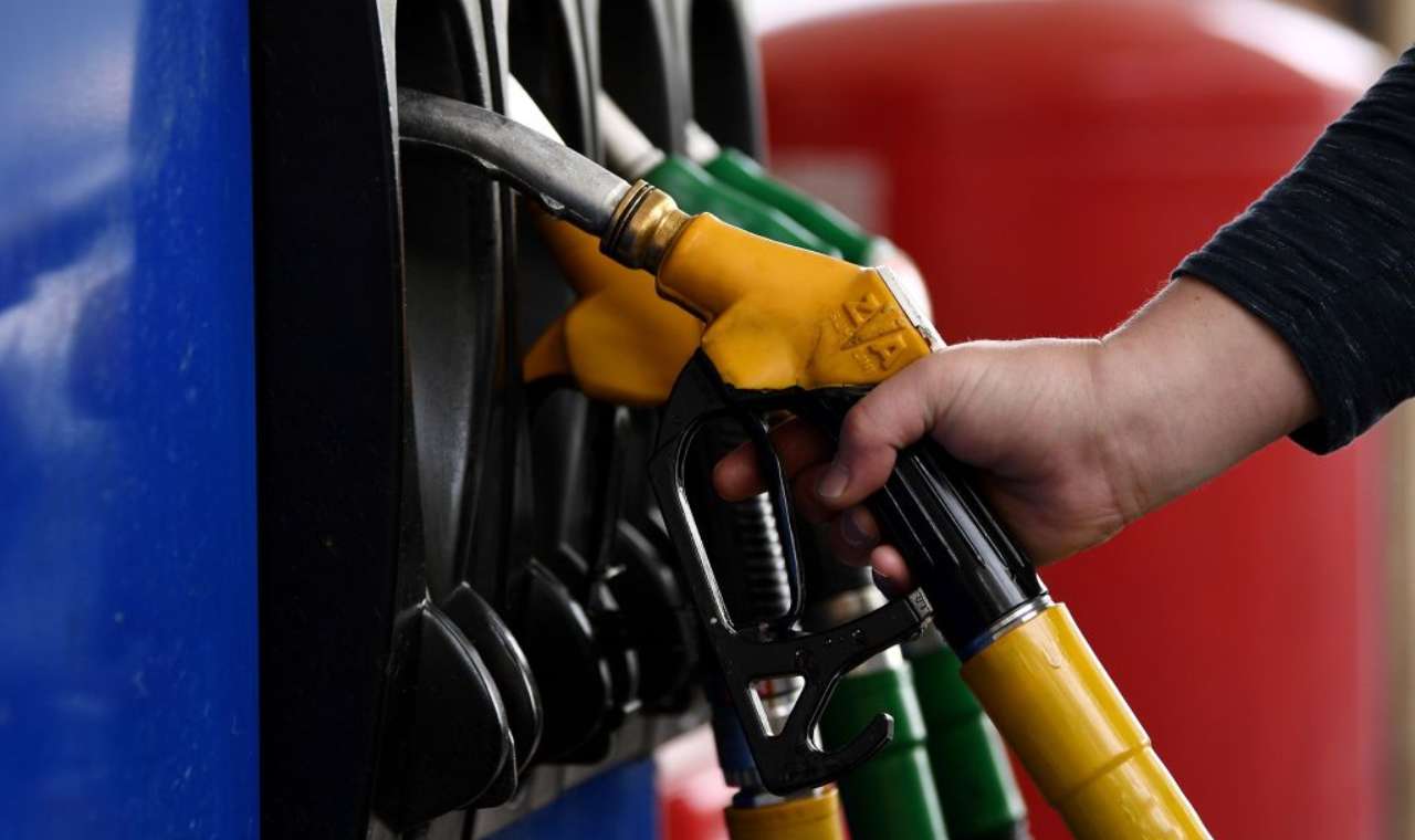 Furbetti del cashback: decine di operazioni per pochi euro di benzina