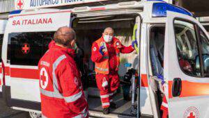 Borgo d'Ale, mamma guida con bimbe a bordo: l'incidente è terribile