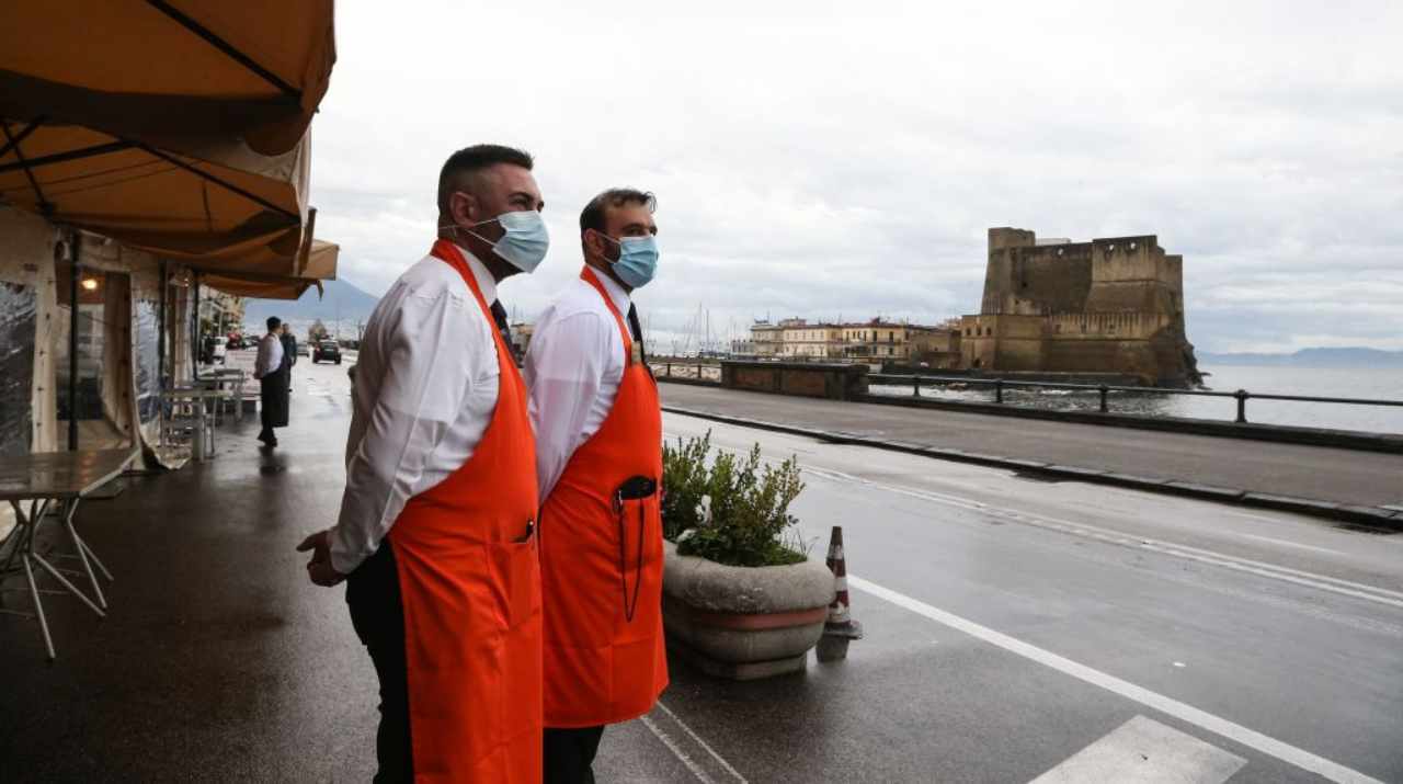 Se apriranno i ristoranti la sera servirà l'Esercito in strada