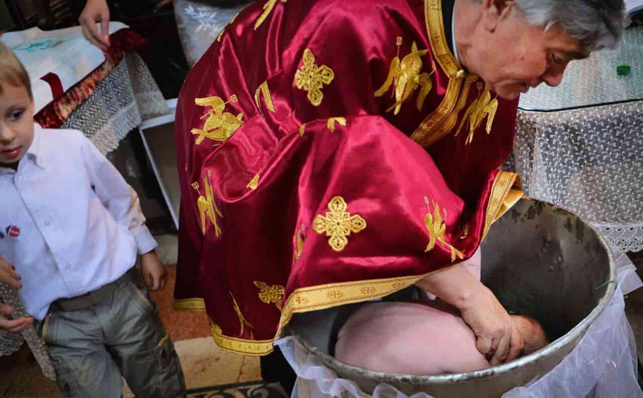 romania neonato muore battesimo