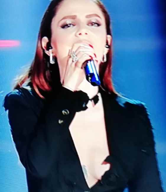 Annalisa a Sanremo: Dalla giacca si nota il dettaglio che sfugge!