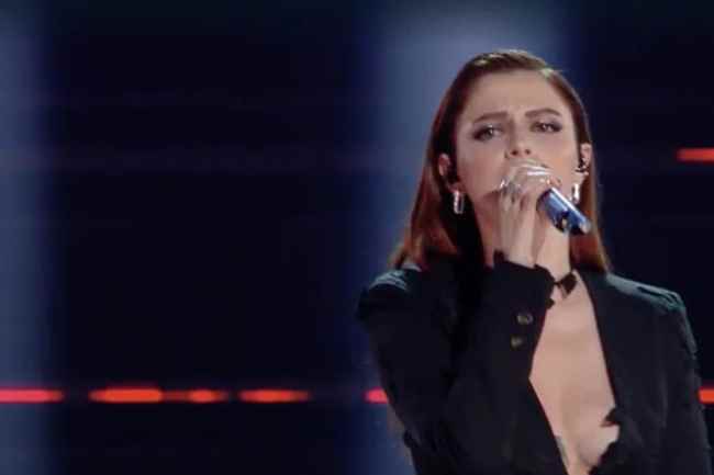 Annalisa a Sanremo: Dalla giacca si nota il dettaglio che sfugge!