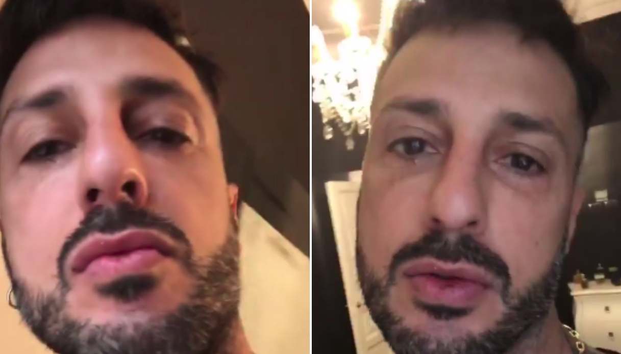 Fabrizio Corona deve tornare in carcere, lui si taglia le braccia e insulta tutti