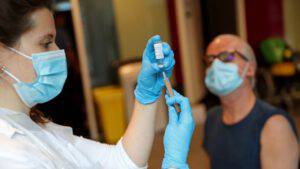 Dopo morte docente Piemonte blocca il vaccino AstraZeneca