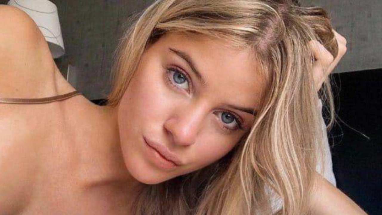 Sara Croce stratosferica, il bikini è un filo trasparente: “Chiudiamo tutto” Sara Croce stratosferica, il bikini è un filo trasparente: “Chiudiamo tutto”