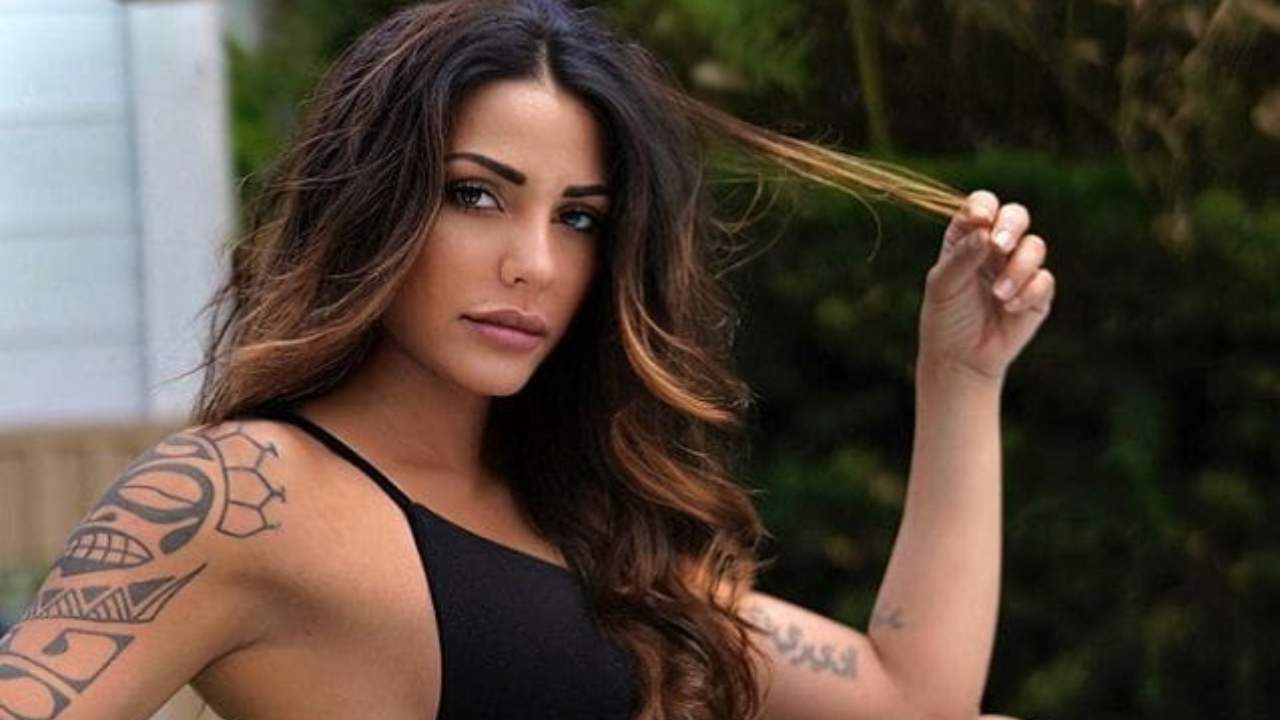 Selvaggia Roma esagerata: la maglietta è scollata, l’occhio cade proprio li Selvaggia Roma esagerata: la maglietta è scollata, l’occhio cade proprio li