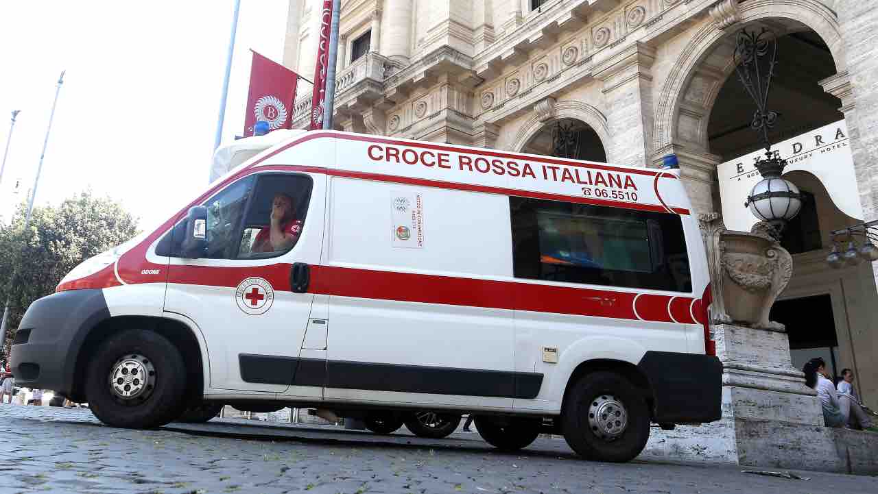 Cade dal ponte per farsi un selfi: gravissimo 31enne