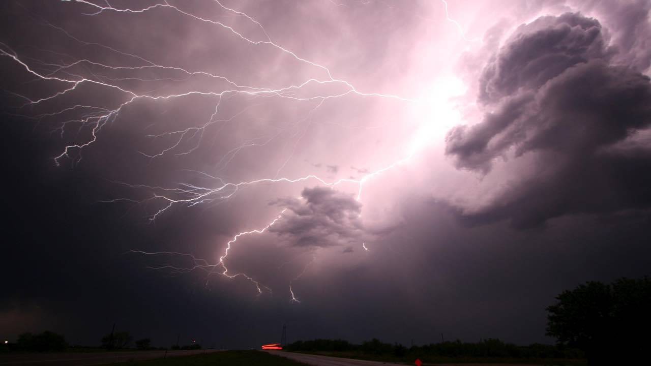 Meteo domani venerdì 23 aprile: allerta gialla per temporali su 4 regioni Meteo domani venerdì 23 aprile: allerta gialla per temporali su 4 regioni