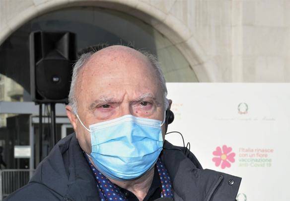 Covid, 10.176 nuovi casi e 224 morti. Il coprifuoco deve rimanere, dice Massimo Galli Covid, 10.176 nuovi casi e 224 morti. Il coprifuoco deve rimanere, dice Massimo Galli