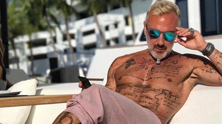 Gianluca Vacchi, vola in Serbia per il vaccino con il jet privato: è  polemica