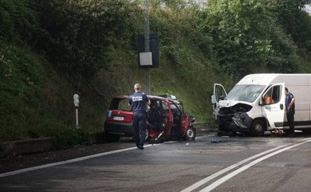 L’auto prende fuoco, i Carabinieri tentano il possibile, ma non basta L’auto prende fuoco, i Carabinieri tentano il possibile, ma non basta