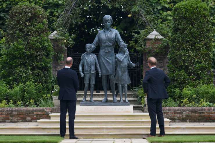 Harry William davanti alla statua di Lady D