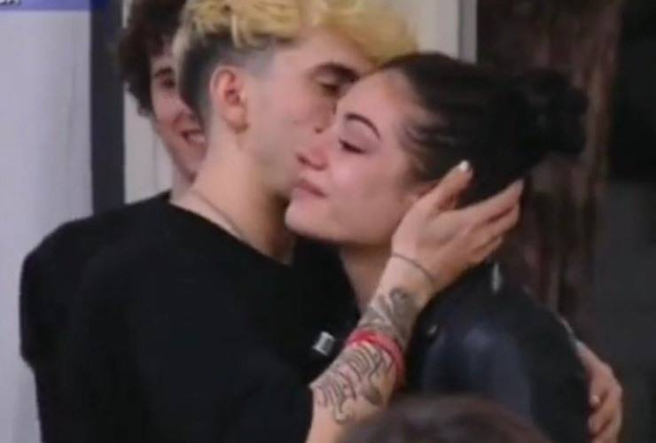 Il successo che ha avuto quest’anno Amici 20 è stato veramente inaspettato. Ed è dovuto grazie anche ai suoi protagonisti, ovvero gli allievi del programma. Molti flirt sono nati dentro al talent: primo fra tutti quello tra la ballerina Giulia e il cantante Sangiovanni. Sono senza dubbio loro i più amati dal pubblico. Ma ci sono state anche altre storie, nate sotto gli occhi di tutti, come quella del cantante Aka7even e la ballerina Martina Miliddi, e fra Rosa Di Grazia e Deddy. LEGGI ANCHE---> Storie che però non sono durate molto: quella tra la ballerina di latino e Aka7even finì mentre il talent era ancora in onda. Ed una volta uscita ha iniziato a conoscere meglio l’allievo di Arisa, Raffaele, con il quale ormai fa coppia da qualche mese. Neanche la coppia formata da Rosa e Deddy è durata molto. Infatti, una volta usciti dal talent di Canale 5: sembra che i due abbiano preso strade diverse. Si è vociferato molto su un ritorno di fiamma tra questi ultimi due allievi, ma sono solo voci, che entrambi hanno voluto smentire subito. Tra Aka7even e Rosa Di Grazia sta nascendo un sentimento? Ma ora i fan del programma più amato di Mediaset, si sono accorti di un avvicinamento fra la ballerina Rosa Di Grazia e il cantante Aka7even. Infatti, tra i due sembra essere nata una bellissima amicizia, dove spesso, sui social, si scambiano risate e frecciatine. I fan hanno fatto alcune domande sulla loro vita privata: il cantante ha dichiarato di essersi innamorato, mentre la giovane ha smentito il ritorno di fiamma con l’ex Deddy. LEGGI ANCHE---> Quello che ha fatto sospettare che tra i due ci fosse ben altro di una semplice amicizia è come hanno risposto ai loro fan, ovvero chiedendo però di non parlare più della loro vita privata. Che tra loro stia nascendo qualcosa? I due per il momento non sembrano essere intenzionati a chiarire questa situazione, smentendo o confermando questa storia. E voi cosa ne pensate? Potrebbe essere possibile davvero che tra i due stia nascendo un sentimento diverso da quello dell’amicizia?