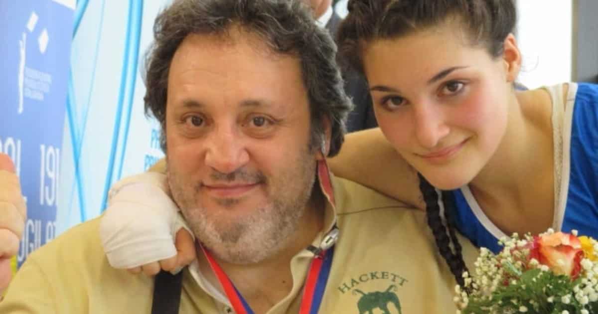 “Grazie grande guerriero” Angela, di ritorno dalle Olimpiadi di Tokyo, saluta il padre per l’ultima volta “Grazie grande guerriero” Angela, di ritorno dalle Olimpiadi di Tokyo, saluta il padre per l’ultima volta