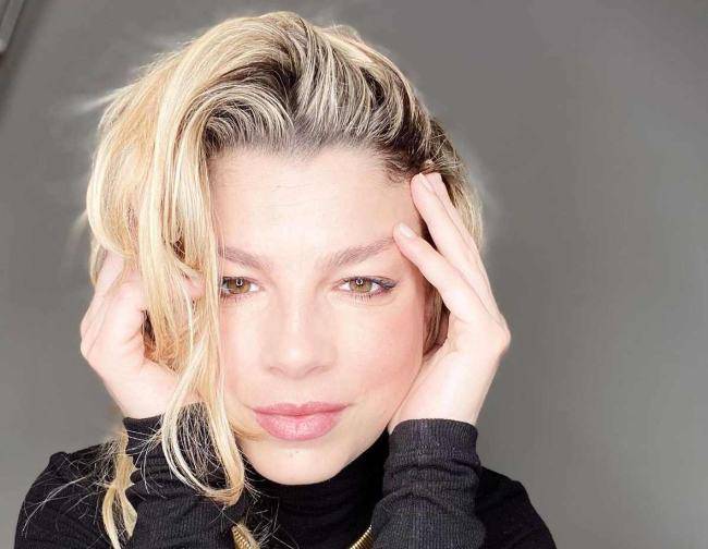 Emma Marrone osa in costume colore carne: décolleté in primo piano, esagerata