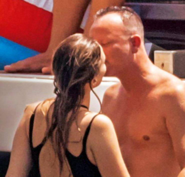 Gigi D'Alessio e Denise Esposito paparazzati in vacanza (Today) 