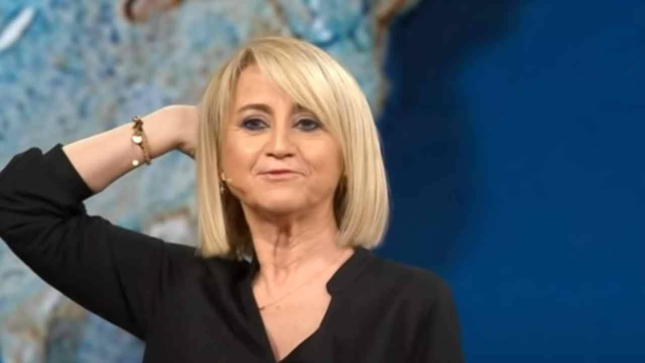 Luciana Littizzetto beccata in costume | le rare foto | curve sinuose per la comica - Vimarsana News