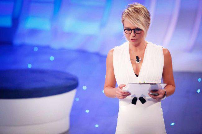 Maria De Filippi perchè mangia sempre caramelle: svelato il motivo