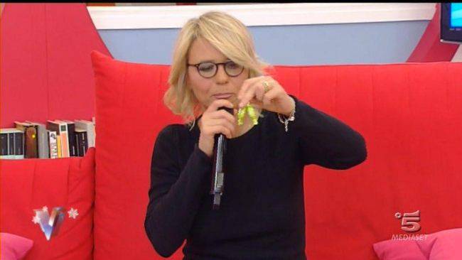 Maria De Filippi perchè mangia sempre caramelle: svelato il motivo