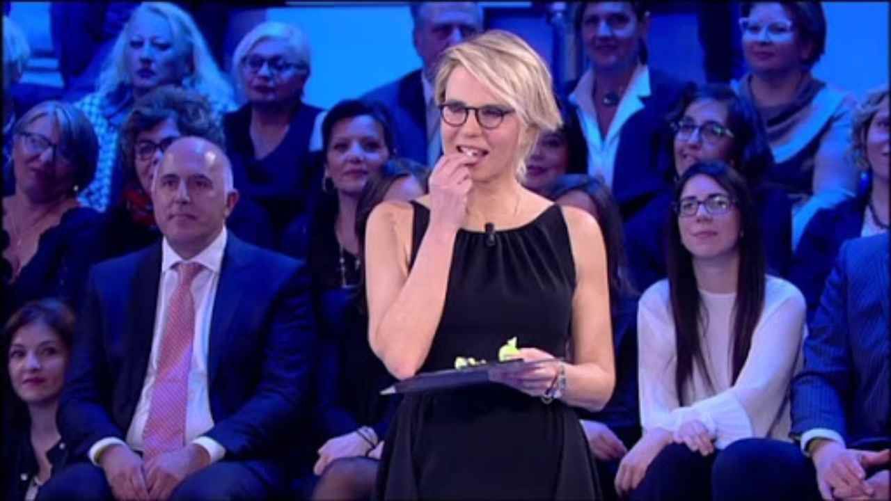 Maria De Filippi perchè mangia sempre caramelle: svelato il motivo