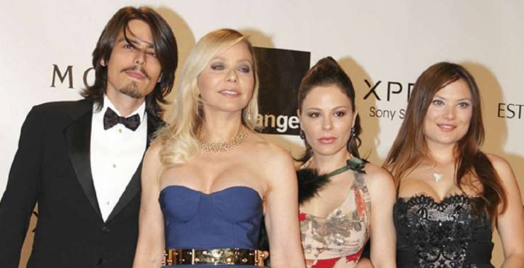 Ornella Muti e i figli Andrea, Naike e Carolina (ViaggiNews.com) 