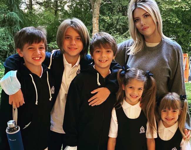 Wanda Nara esagera con il selfie: la foto bollente, scatto allo specchio ma...