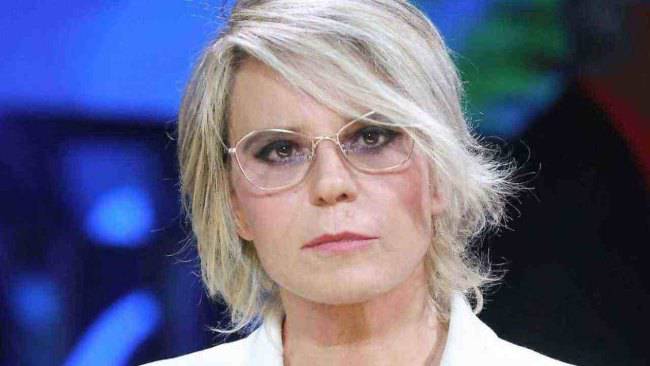 Maria De Filippi beccata senza un filo di trucco: ecco come è al naturale