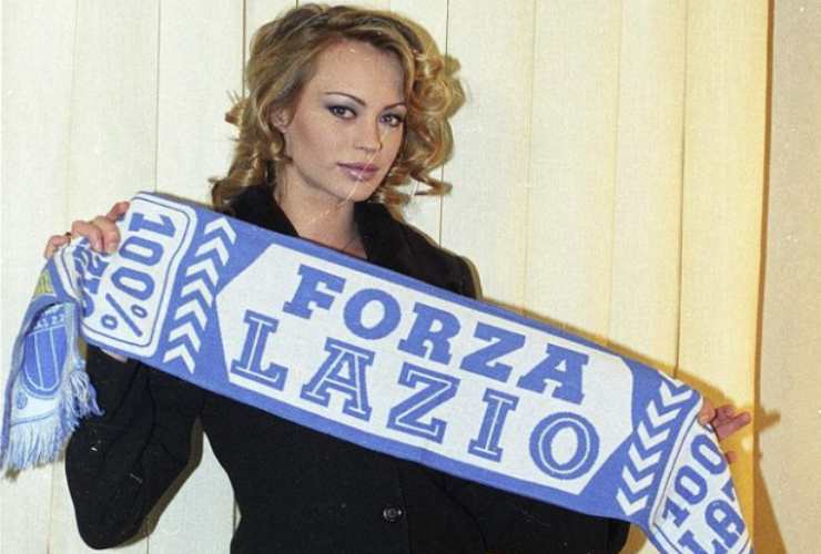 Anna Falchi nel 1996 con la sciarpa della Lazio (Instagram)