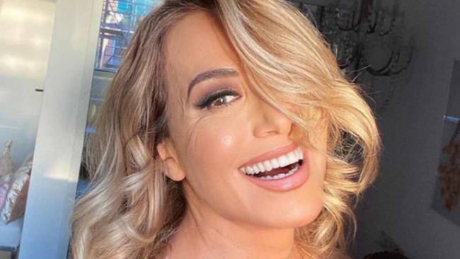 Barbara D’Urso in bikini e senza trucco: lo scatto della conduttrice acqua e sapone scatena i social
