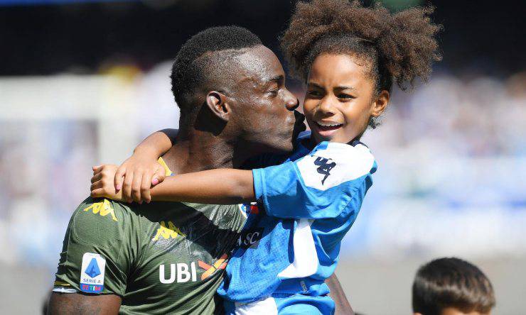 Balotelli con in braccio sua figlia Pia 