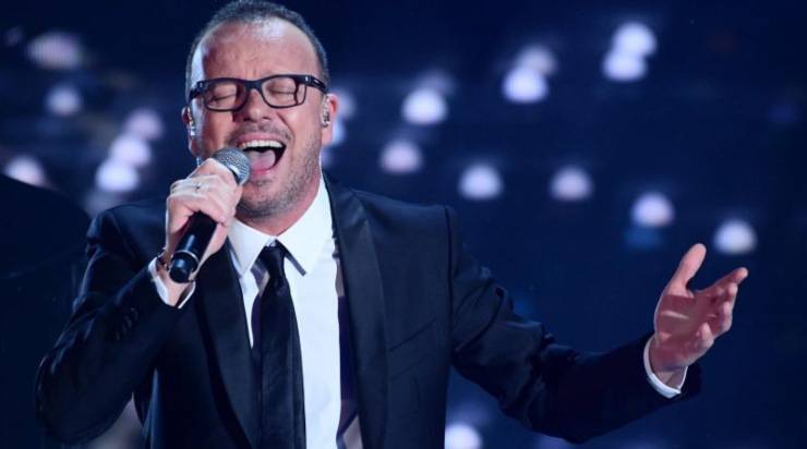 Il cantante Gigi D'Alessio cantava ai matrimoni