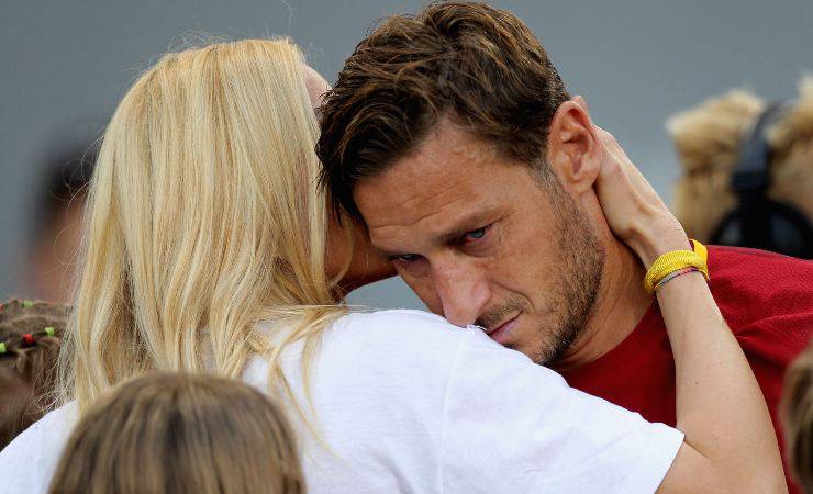 Ilary Blasi consola Francesco Totti dopo la sua ultima partita (Getty, Paolo Bruno)