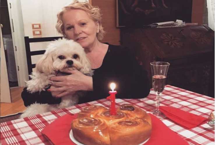 Katia Ricciarelli festeggia in casa il compleanno del suo cane (Instagram)